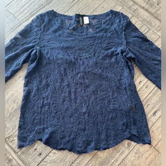 H&M Tops - 🛍️ $5 SALE - H&M Top, beautiful embroidered detail, no pulls.